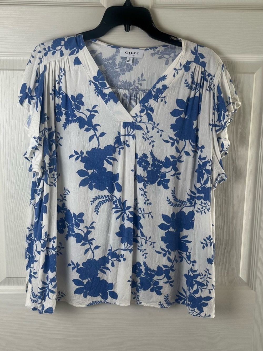 Gilli White and Blue Floral V-Neck Flutter Sleeve Blouse